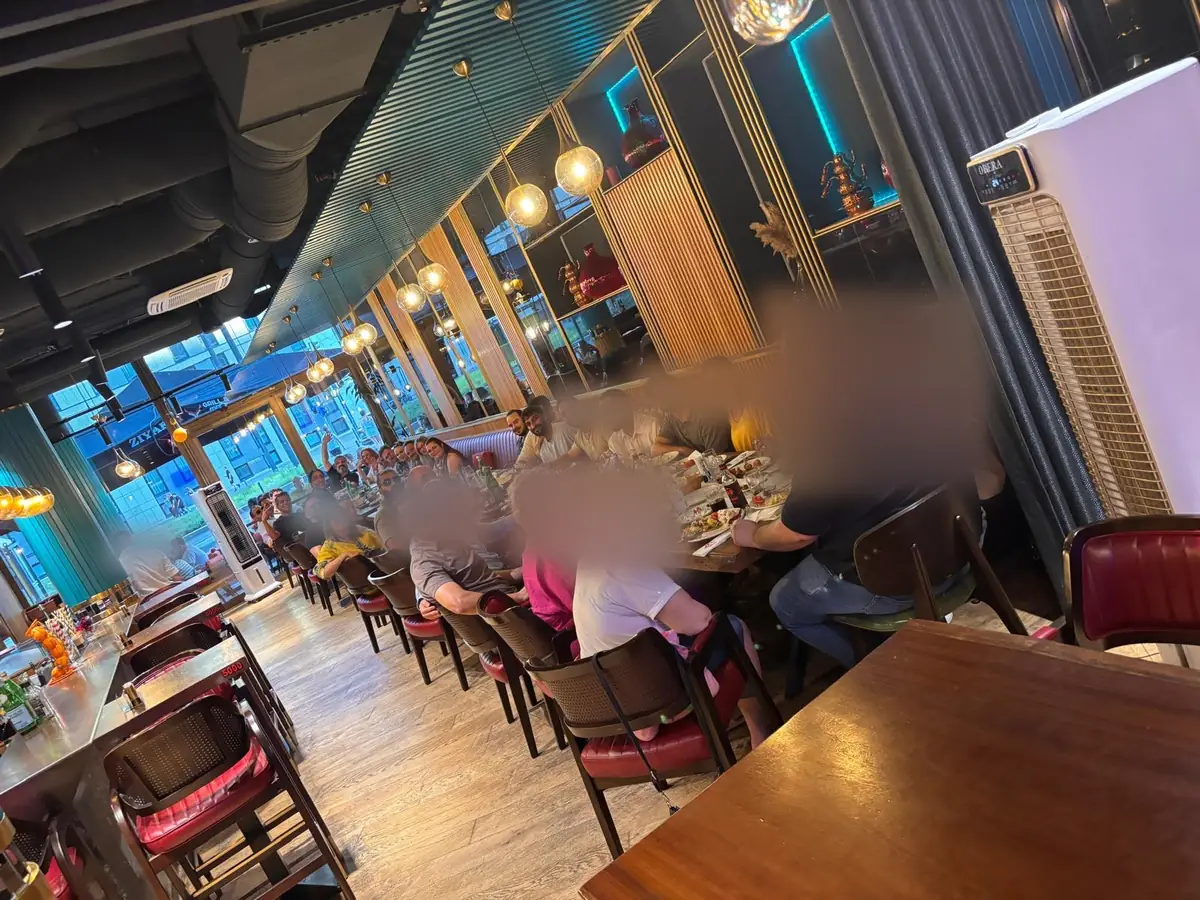 Die ganze Runde der Pflege-Community an der langen Tafel im ZIYAFET Grill.