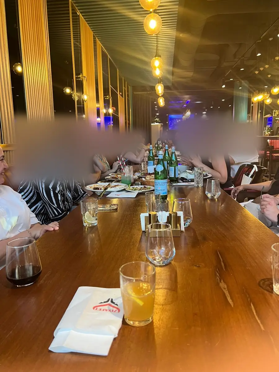 Zwei Teilnehmer im Gespräch am Tisch, im Hintergrund die Runde.