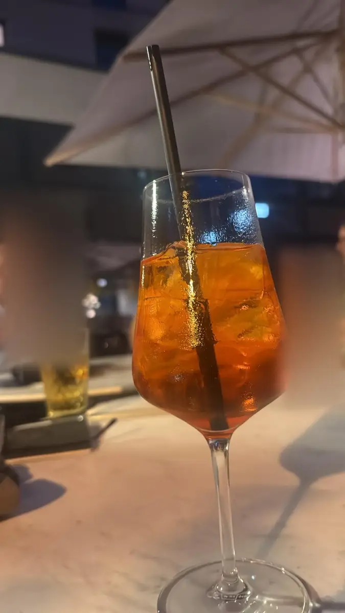 Ein Aperol Spritz im Glas am Abend.